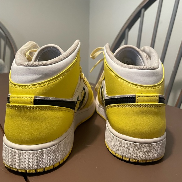 Nike/Jordan 1 Mid
Dynamic Yellow Floral - Picture 4 of 4
